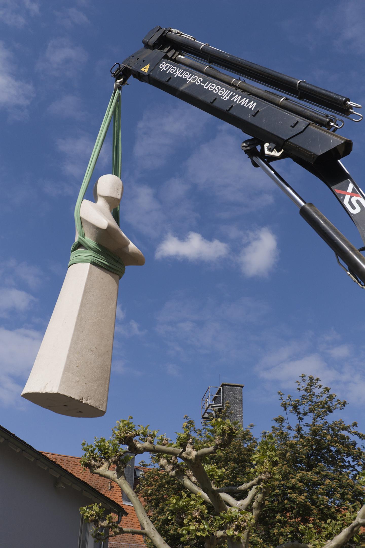 Opferdenkmal Oberursel, Aufstellung der dritten Figur